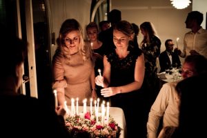 Mujeres en cumpleaños encendiendo velas