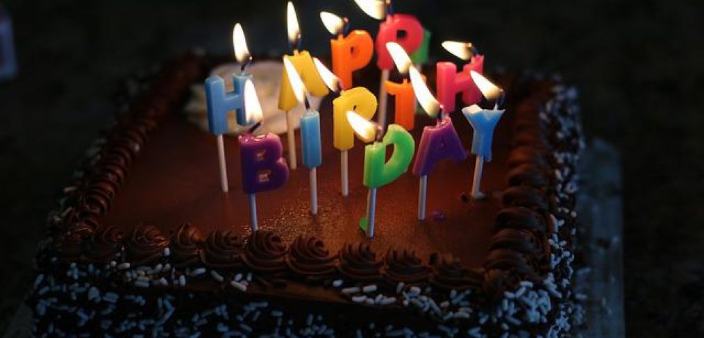Tarta de cumpleaños con velas de felicitación