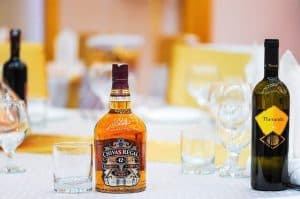 Botella de whisky encima de una mesa
