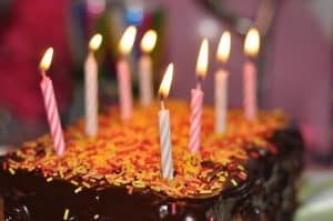 pastel de cumpleaños con velas