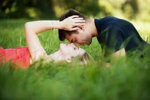 pareja besandose en la hierba