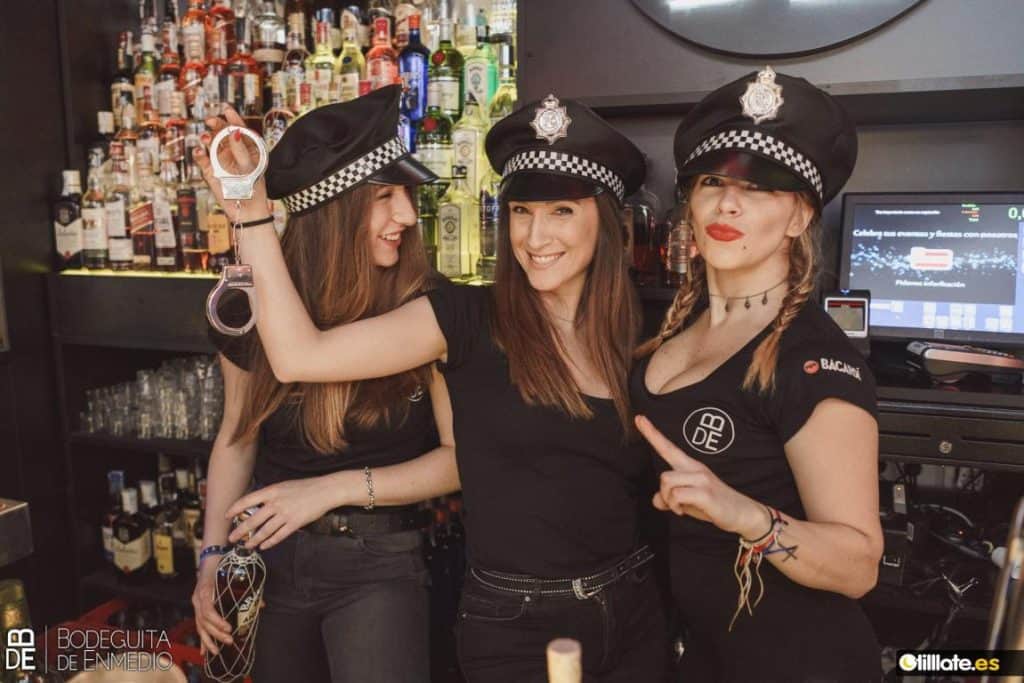 Tres chicas disfrazadas de policias en Bodeguita