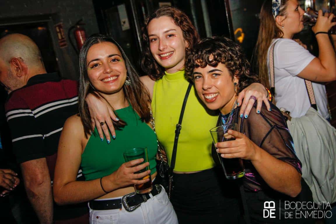 Tres chicas en Bodeguita