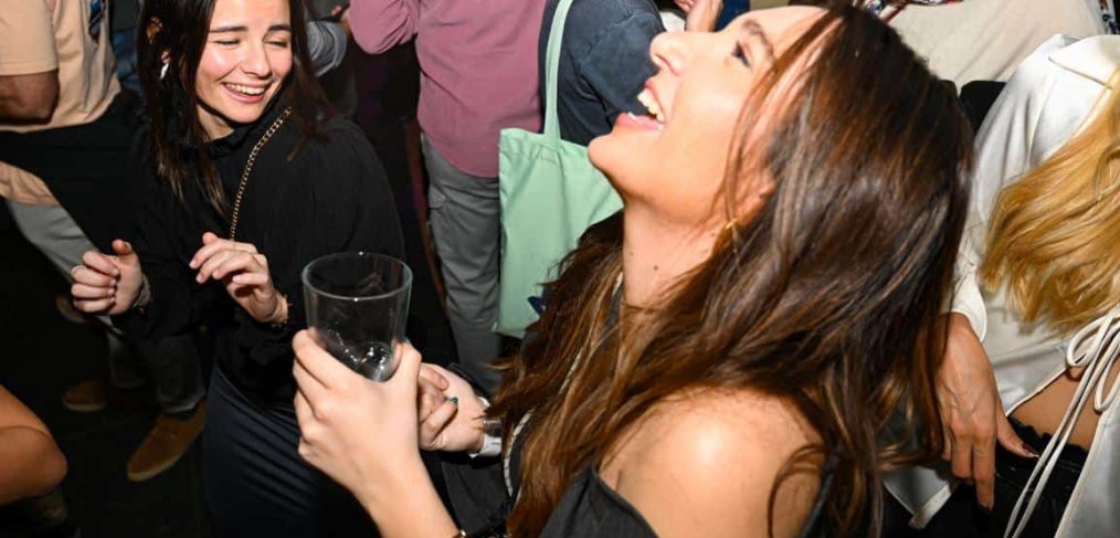 Chica riendo en Bodeguita