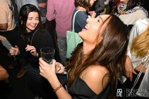 Chica riendo en Bodeguita