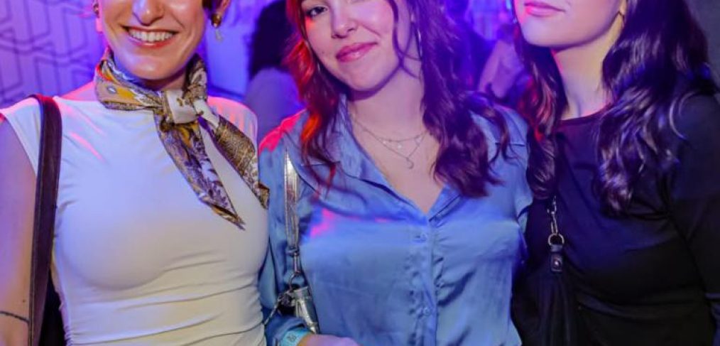 tres chicas en Bodeguita