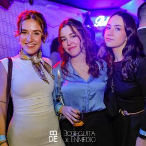 tres chicas en Bodeguita