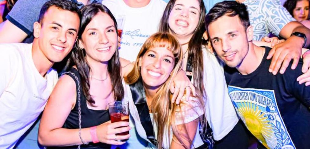 Grupo de gente en Bodeguita.