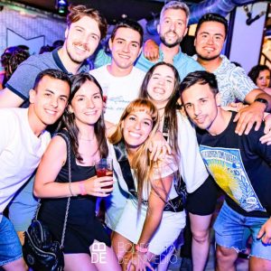 Grupo de gente en Bodeguita.