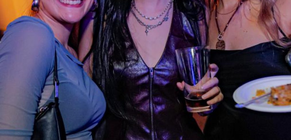 Tres chicas en Bodeguita